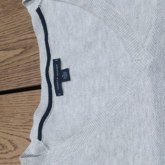 New Tommy Hilfiger v neck gradiant sweater XL - Picture 3 of 7
